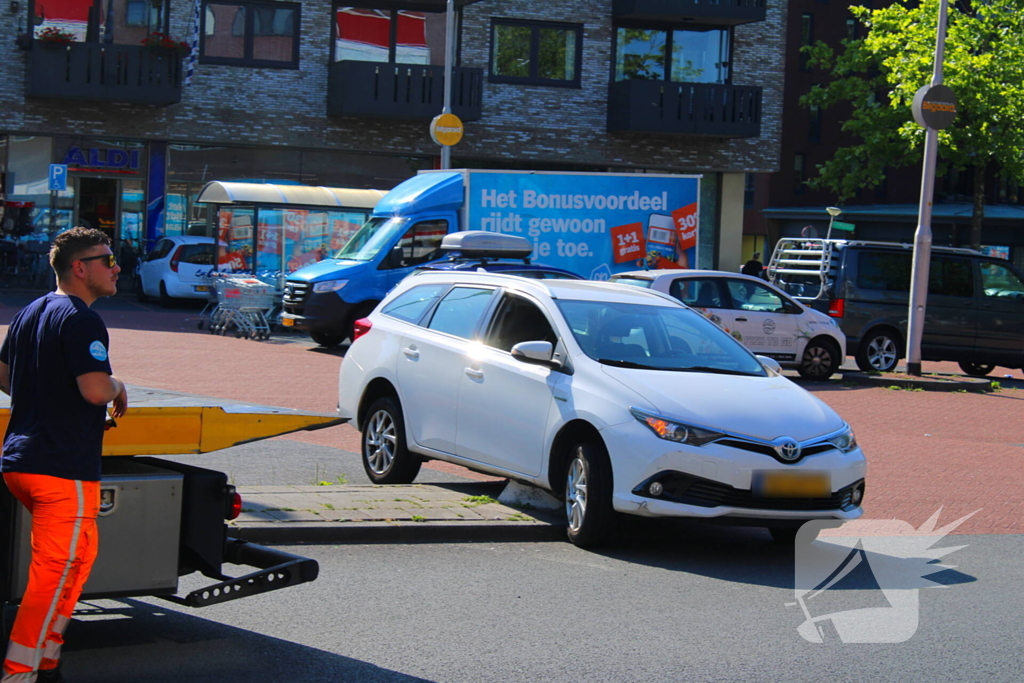 Auto klem op betonblok