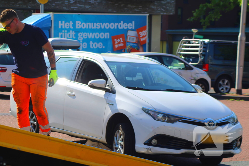 Auto klem op betonblok