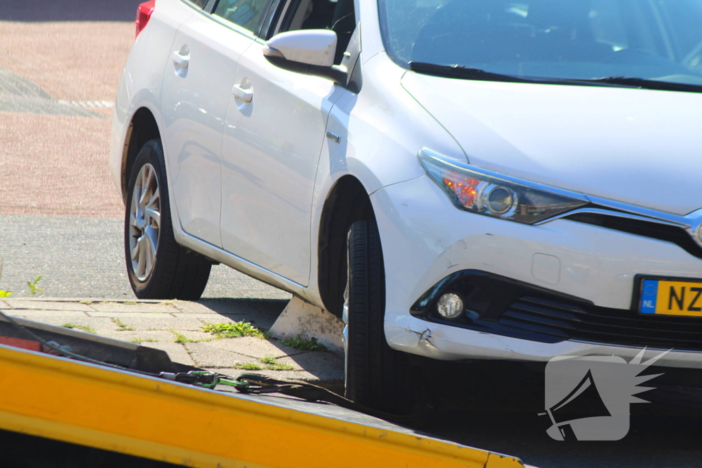 Auto klem op betonblok