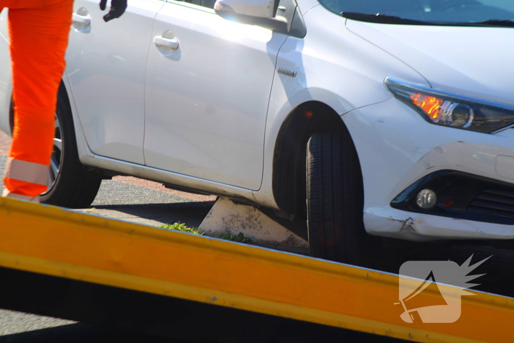 Auto klem op betonblok