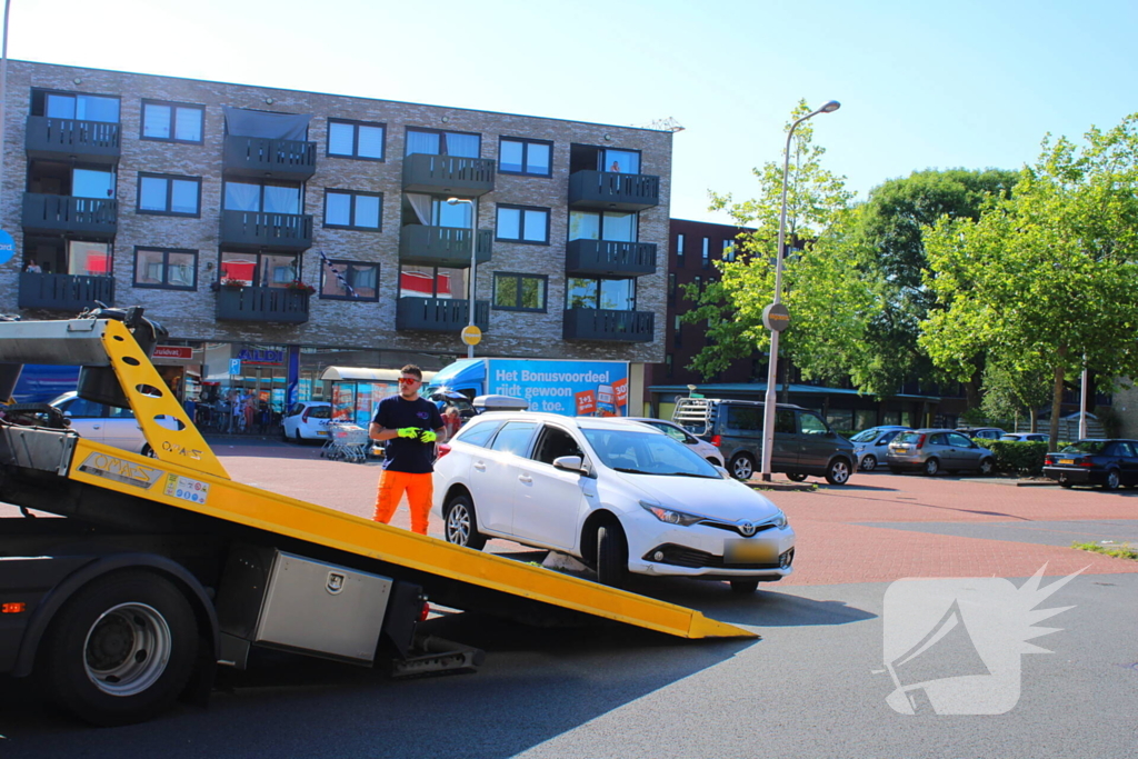 Auto klem op betonblok