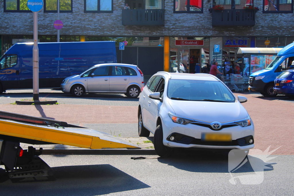 Auto klem op betonblok