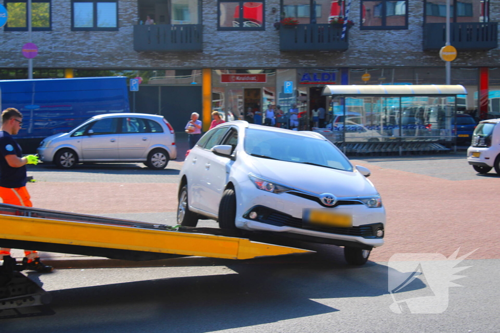 Auto klem op betonblok