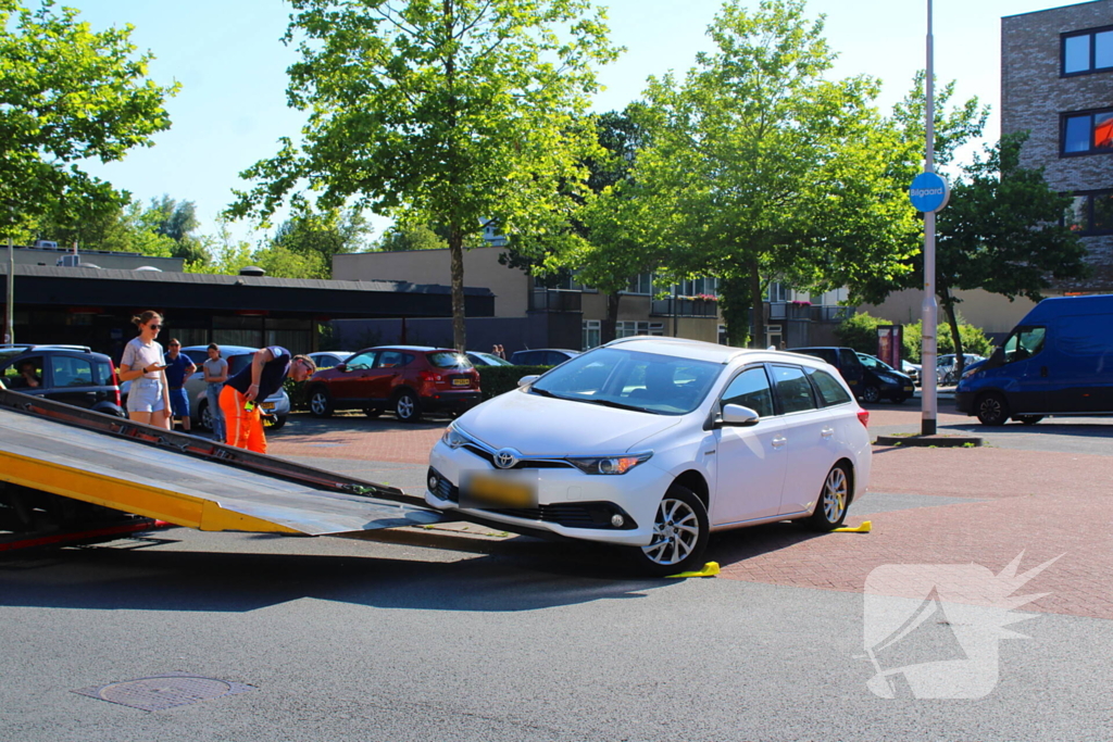 Auto klem op betonblok