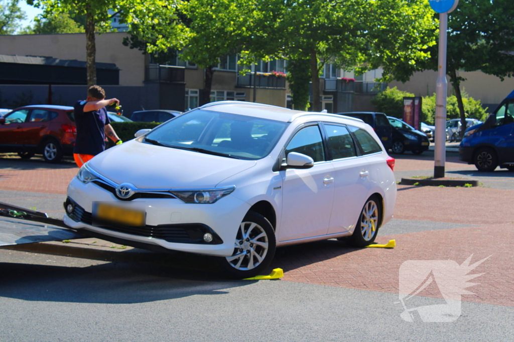 Auto klem op betonblok