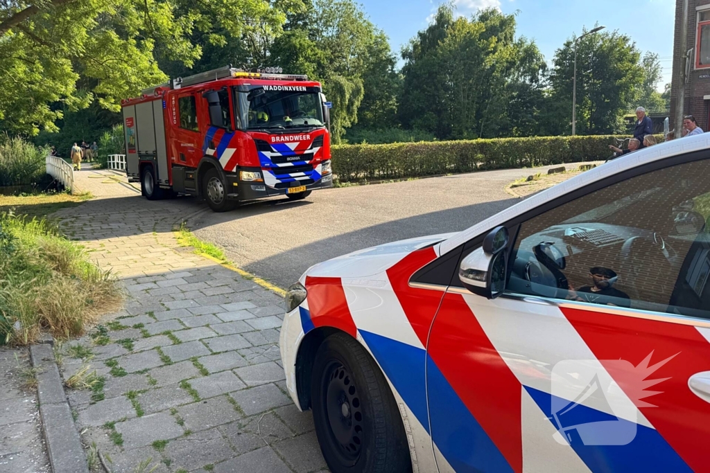 Omstander helpt brandweer met blussen van brand in bosschage