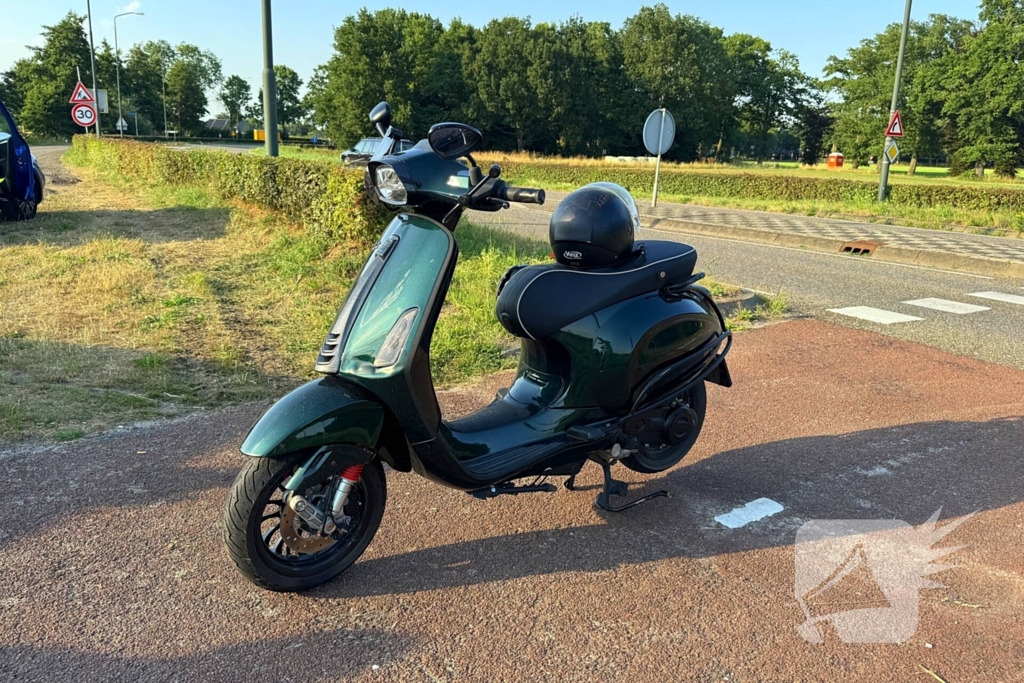 Scooter botst met auto tijdens oversteken