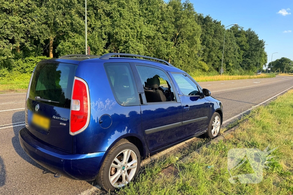 Scooter botst met auto tijdens oversteken
