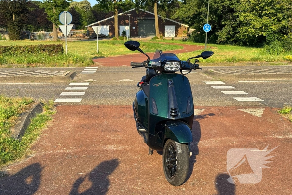 Scooter botst met auto tijdens oversteken