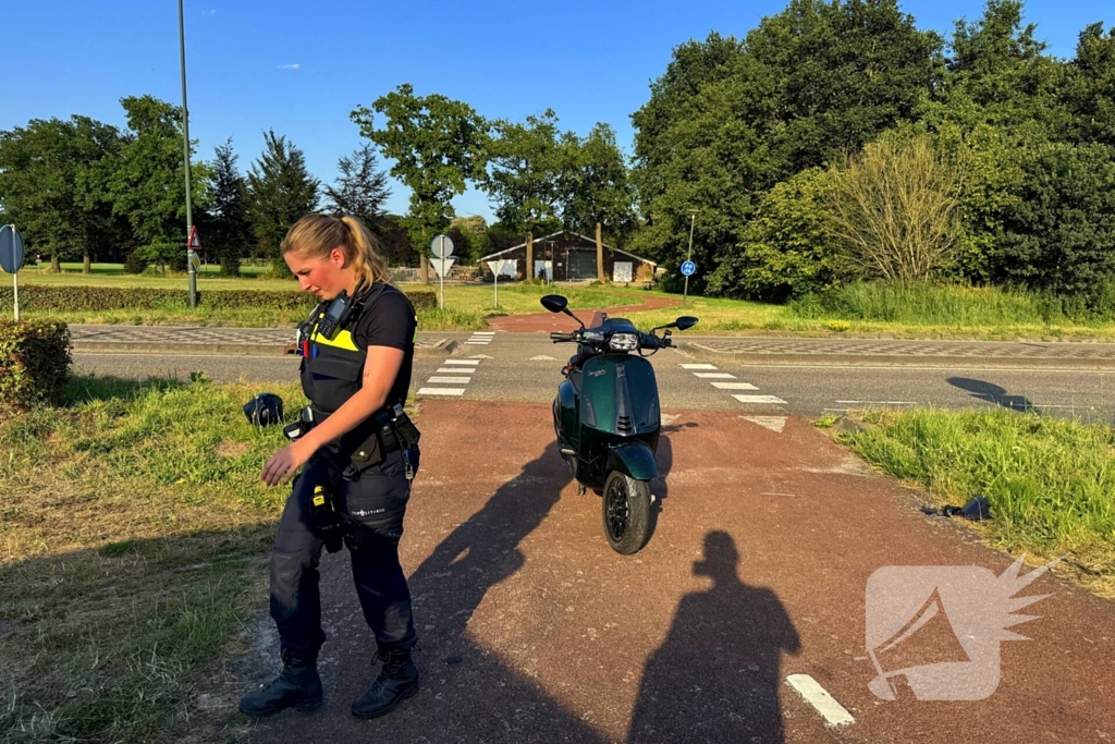 Scooter botst met auto tijdens oversteken