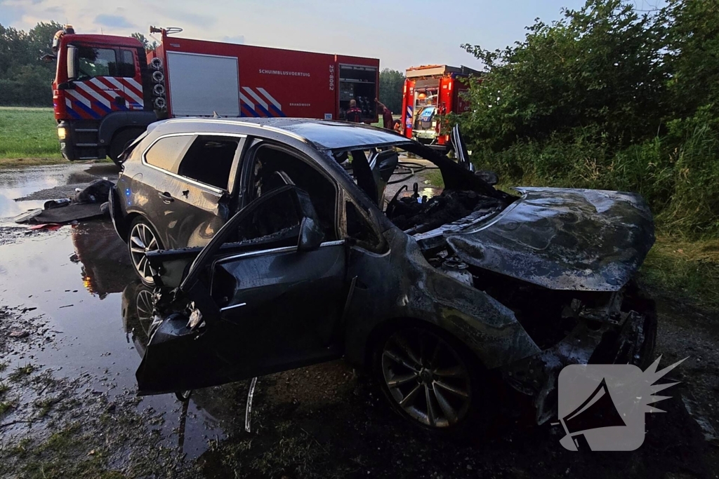Auto brandt uit op parkeerplaats