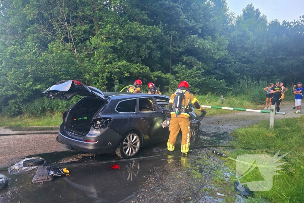 Auto brandt uit op parkeerplaats