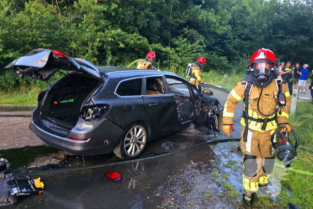 Auto brandt uit op parkeerplaats