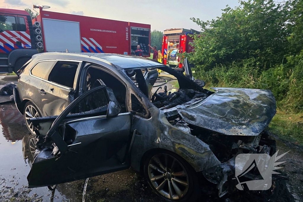 Auto brandt uit op parkeerplaats