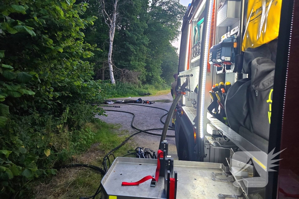 Auto brandt uit op parkeerplaats