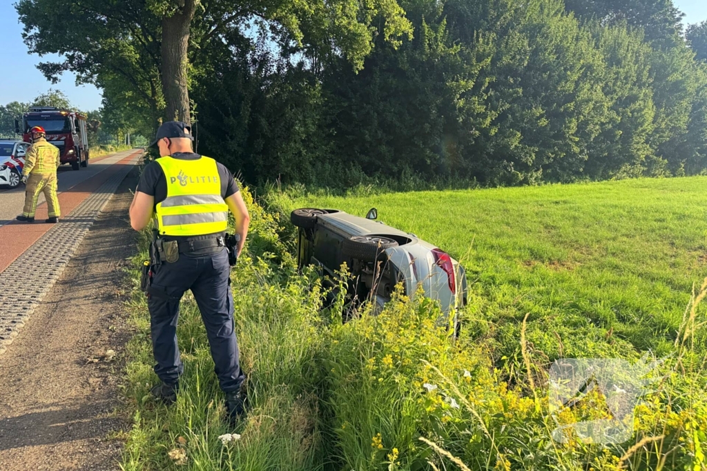 Vrouw raakt met auto van de weg en belandt in sloot