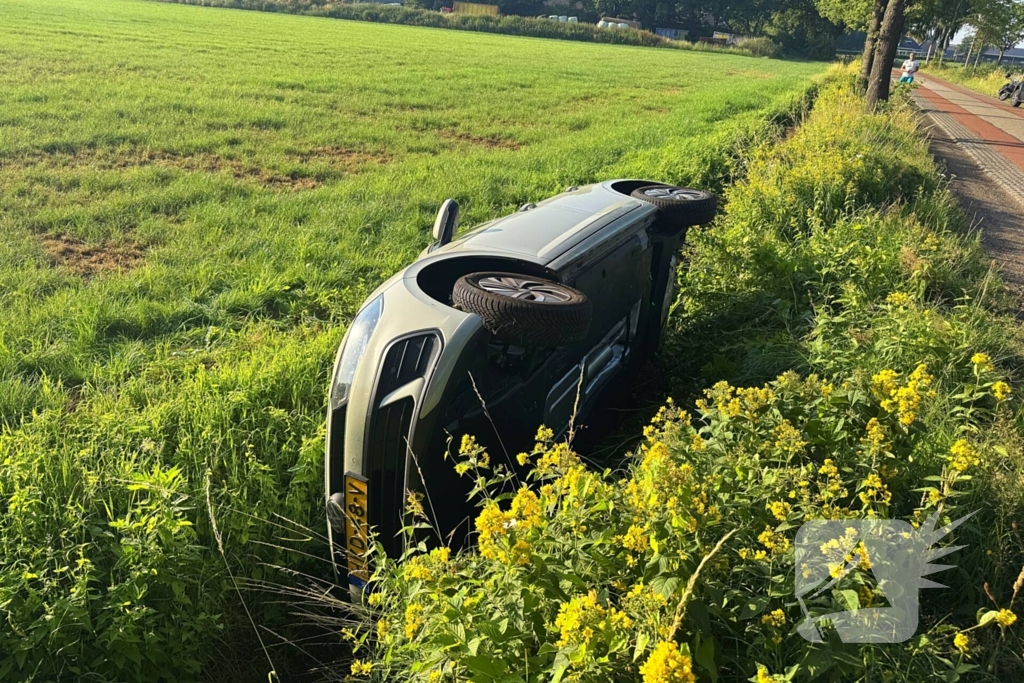 Vrouw raakt met auto van de weg en belandt in sloot