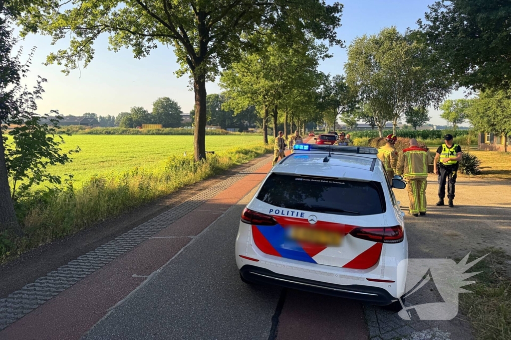 Vrouw raakt met auto van de weg en belandt in sloot