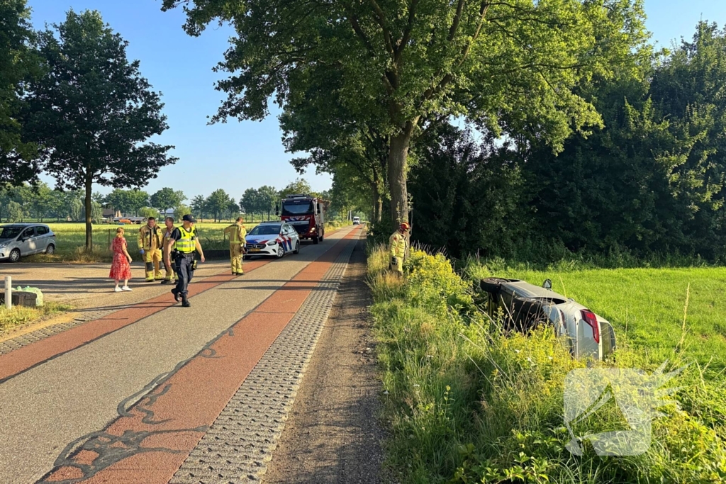 Vrouw raakt met auto van de weg en belandt in sloot