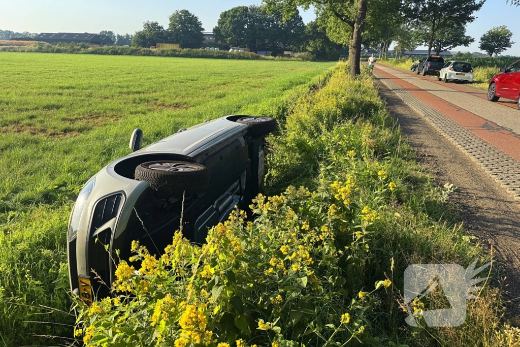 Vrouw raakt met auto van de weg en belandt in sloot