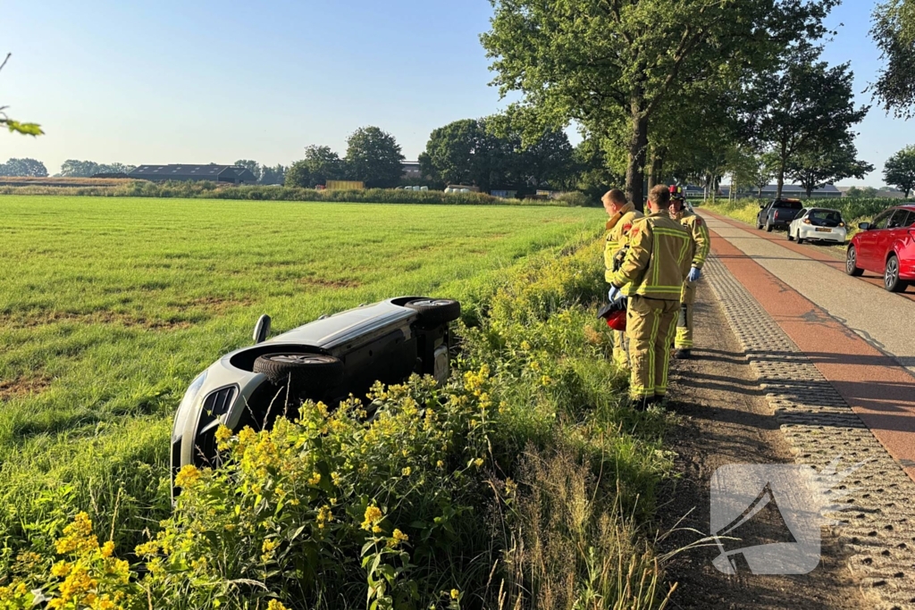 Vrouw raakt met auto van de weg en belandt in sloot