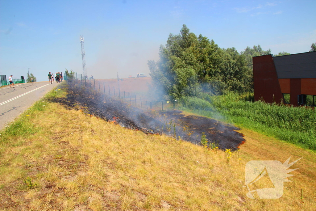 Brand in berm en struikgewas