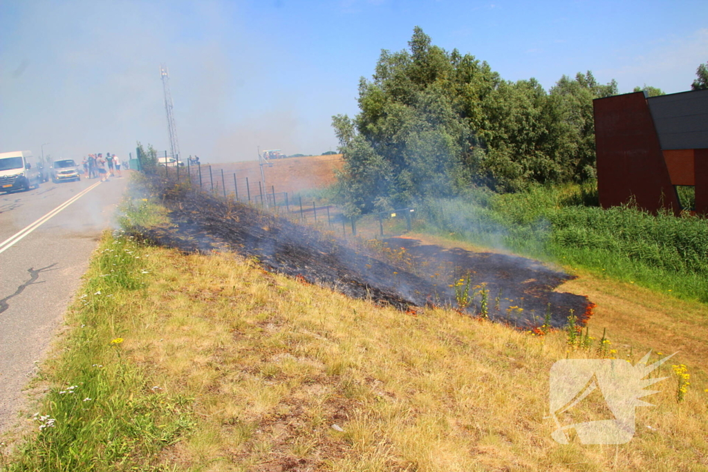 Brand in berm en struikgewas