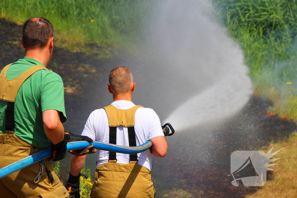 Brand in berm en struikgewas
