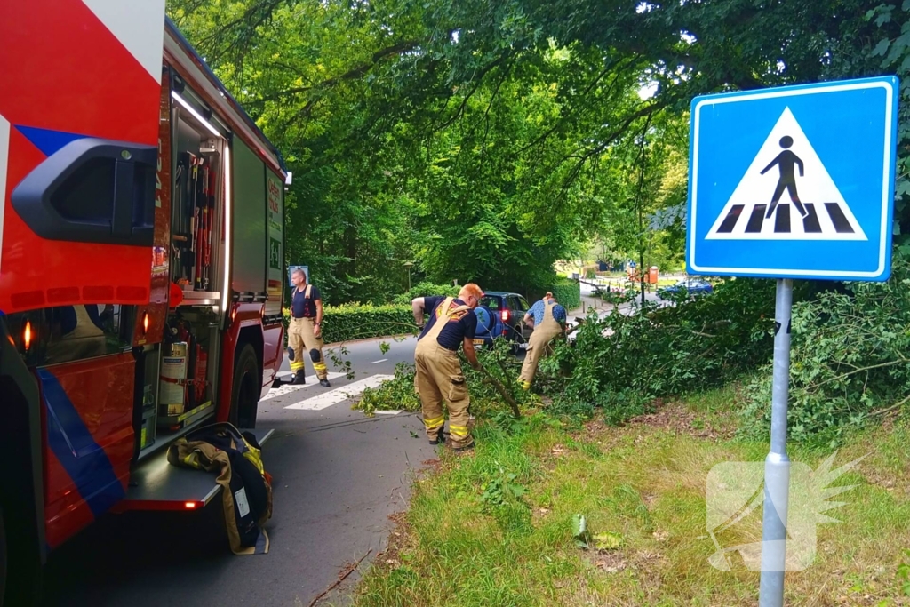 Stormschade zorgt voor gevaar op de weg