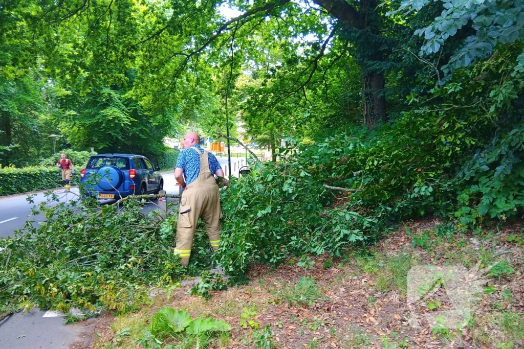 Stormschade zorgt voor gevaar op de weg