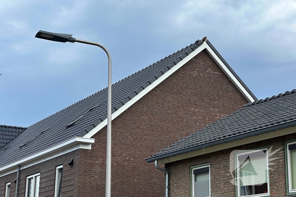Blikseminslag verwoest dakpannen