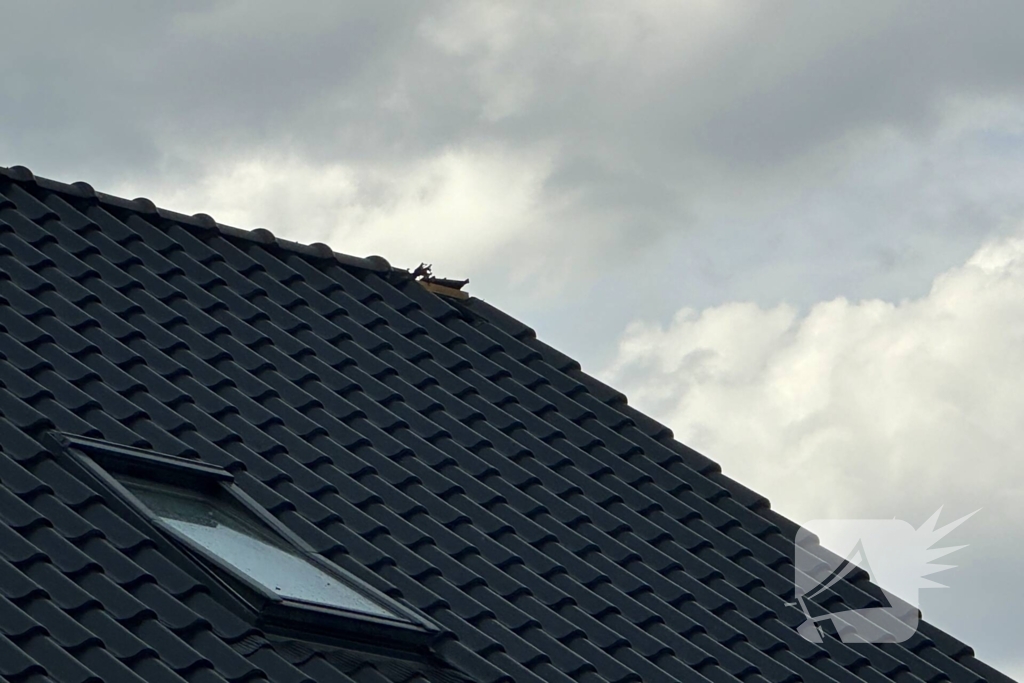 Blikseminslag verwoest dakpannen