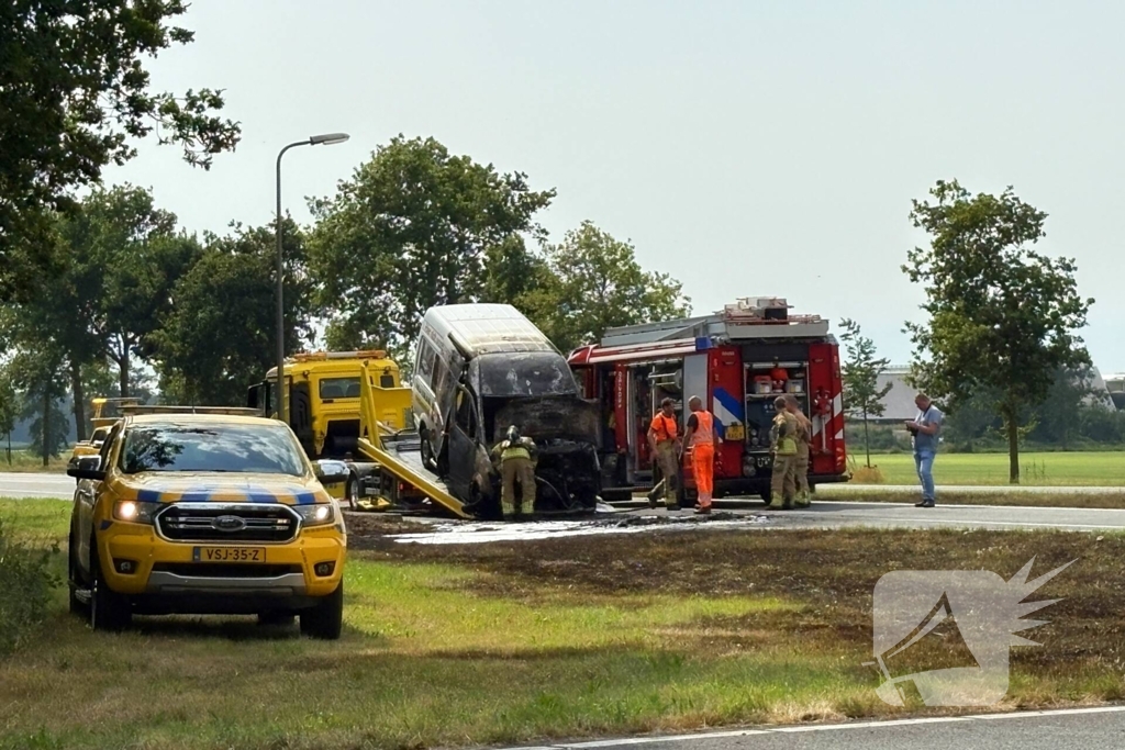 Brandweer blust auto brand twee keer