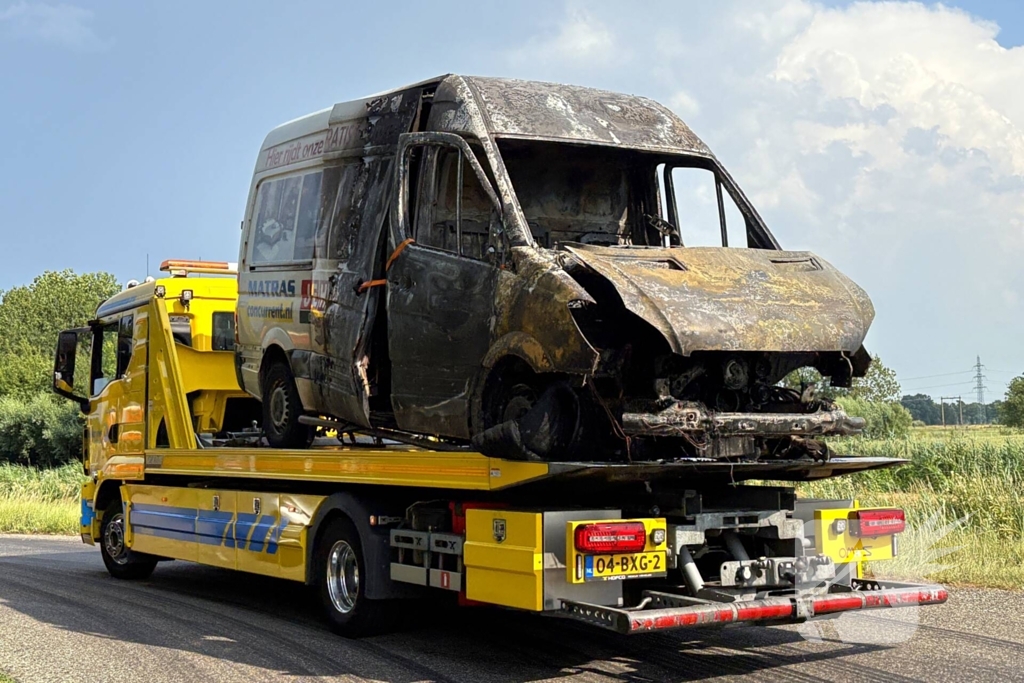 Brandweer blust auto brand twee keer