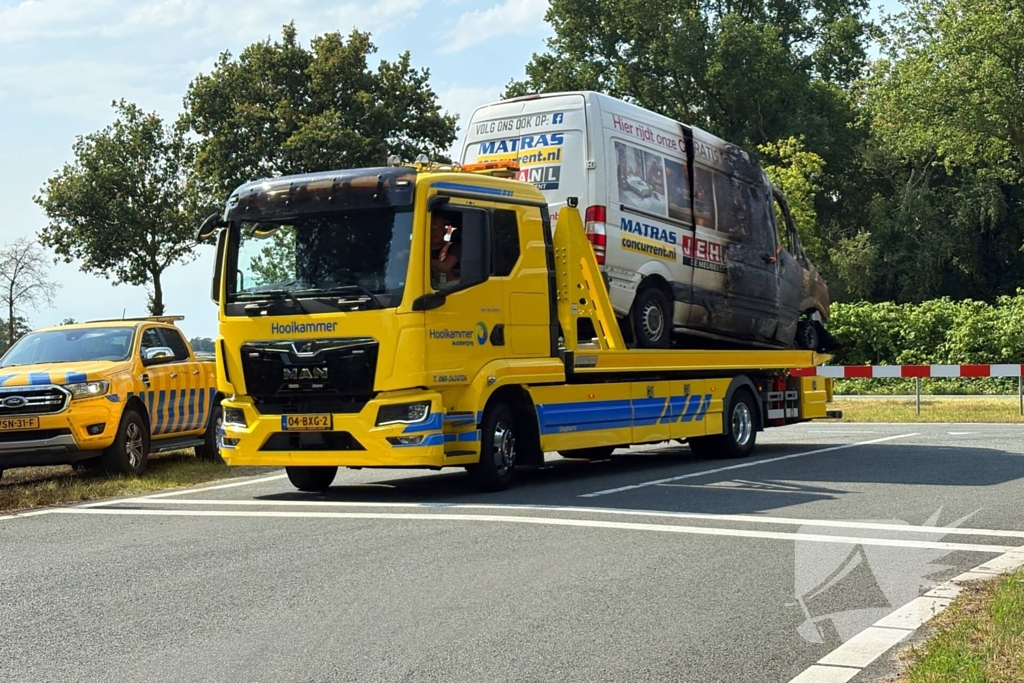 Brandweer blust auto brand twee keer