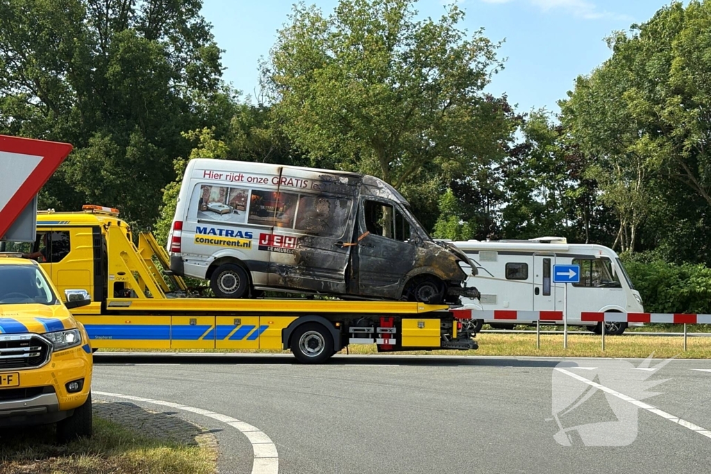 Brandweer blust auto brand twee keer