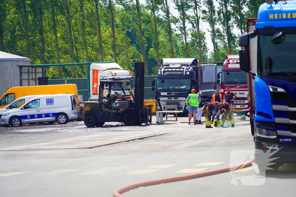 Heftruck volledig uitgebrand