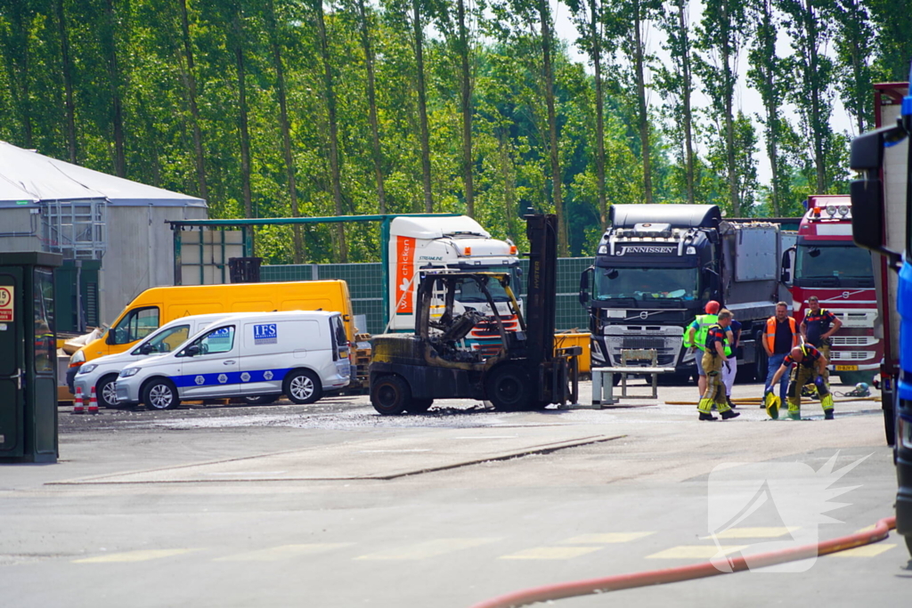 Heftruck volledig uitgebrand