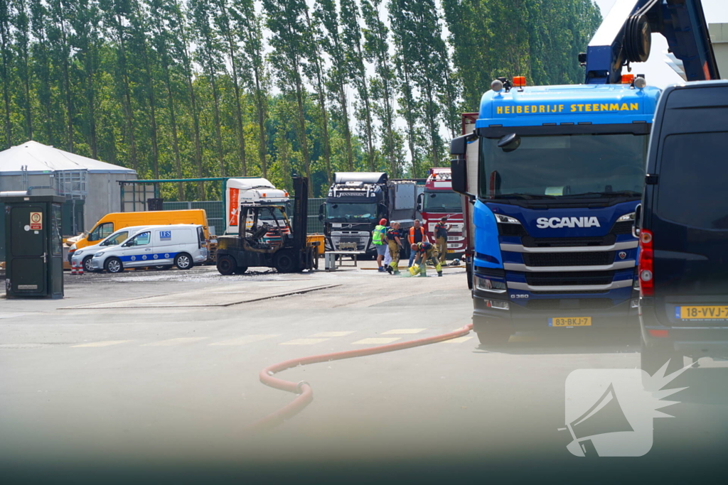 Heftruck volledig uitgebrand