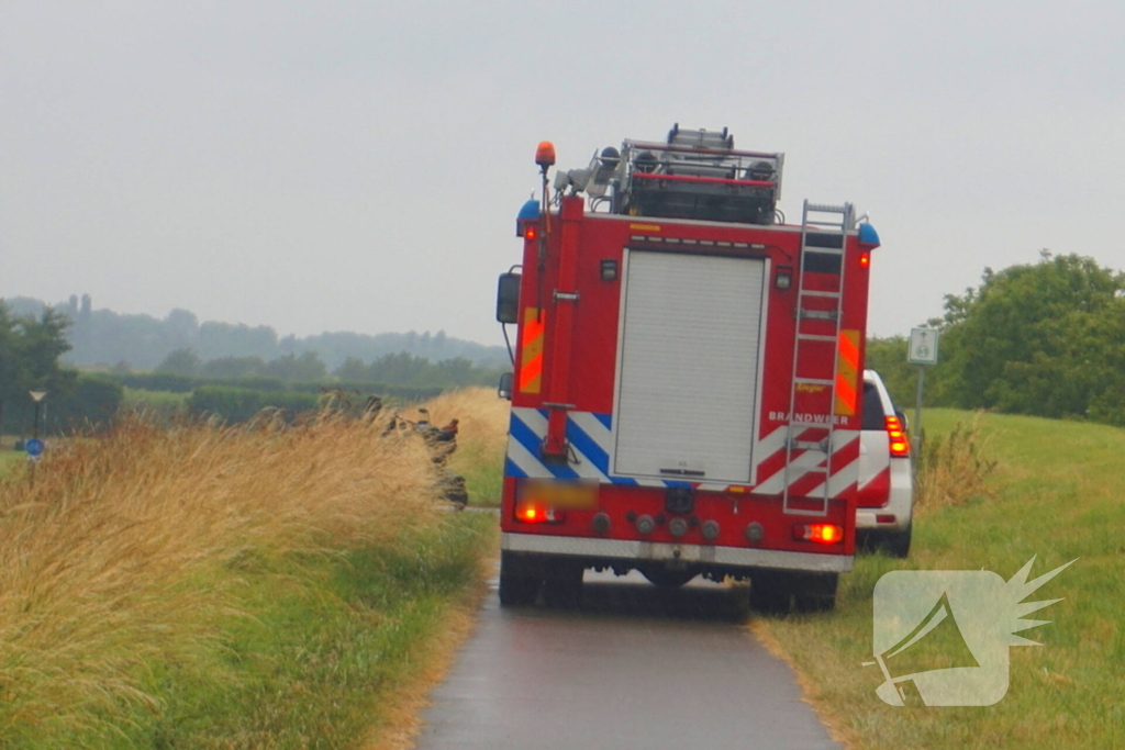 Scootmobiel rijdt van dijk