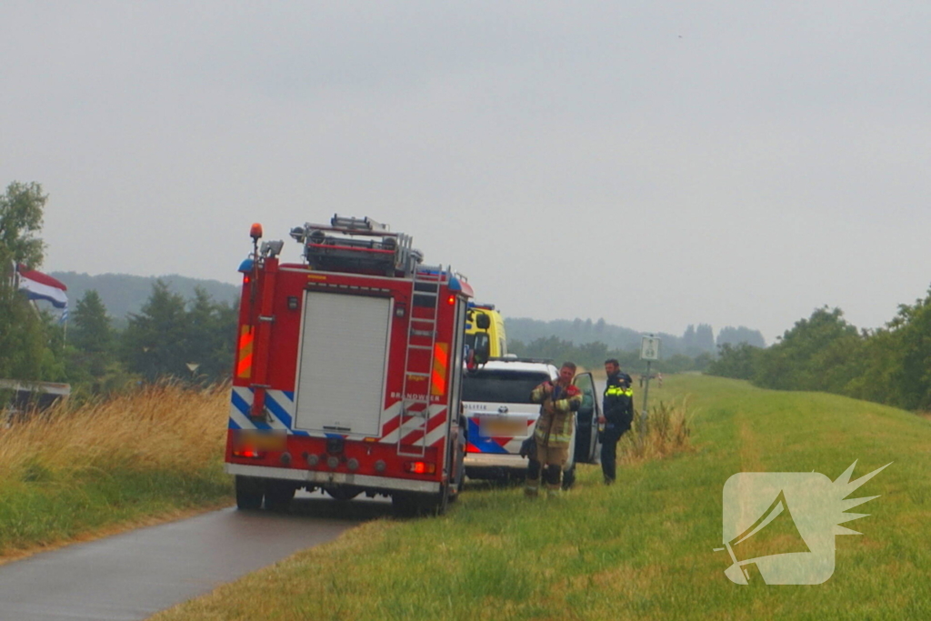 Scootmobiel rijdt van dijk