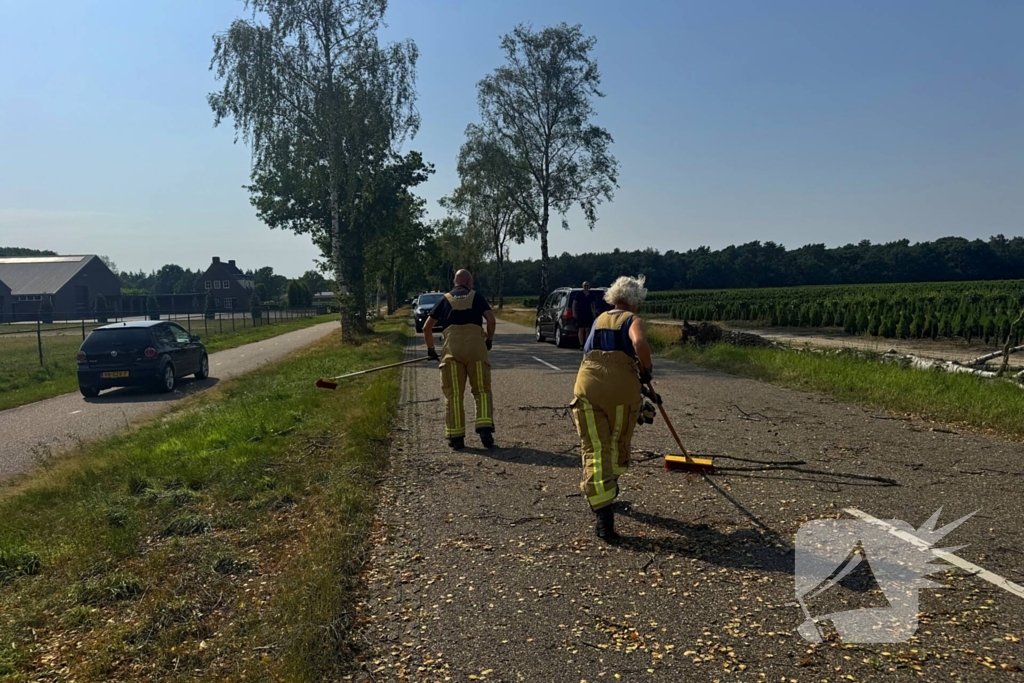 Boom blokkeert weg na storm