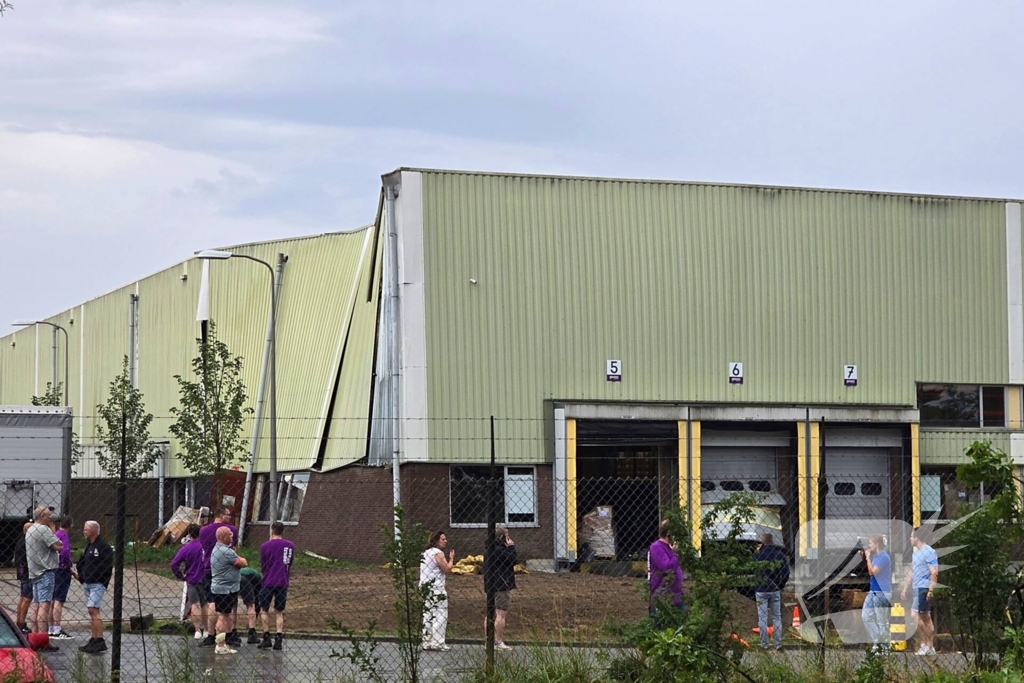 Ravage door noodweer, dak stort in