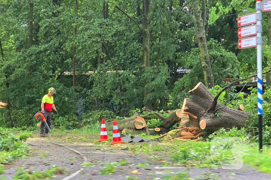 Ravage door noodweer, dak stort in