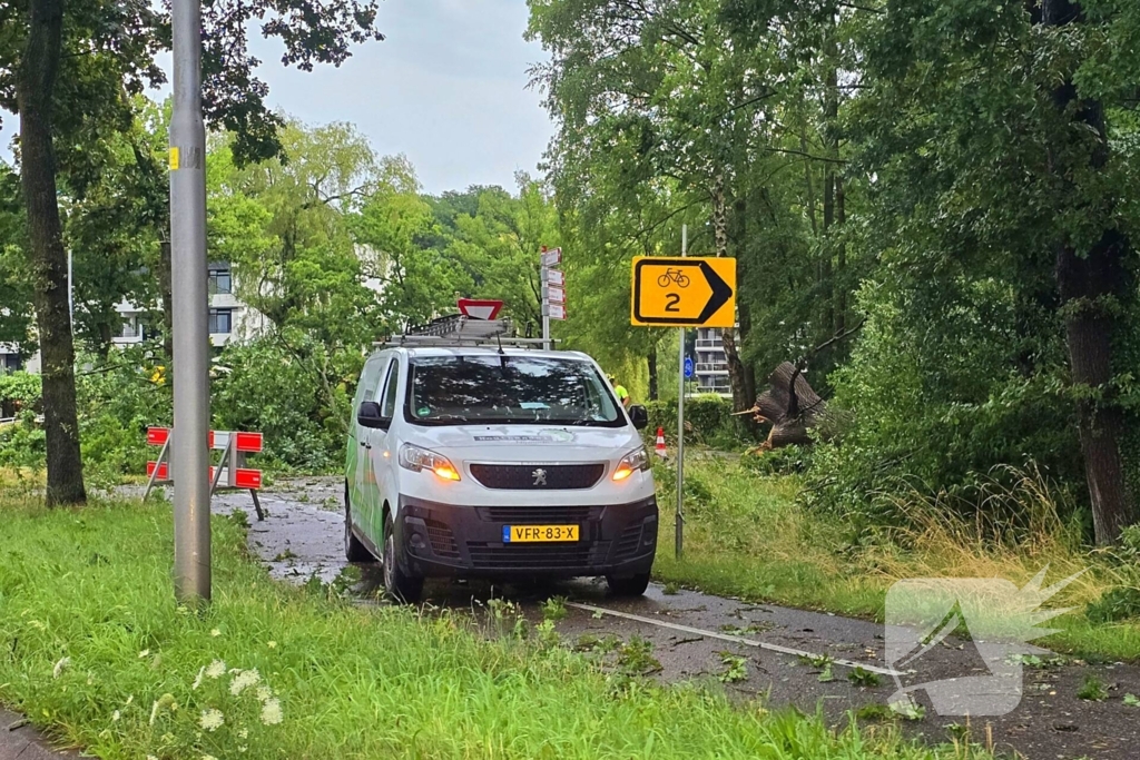 Ravage door noodweer, dak stort in