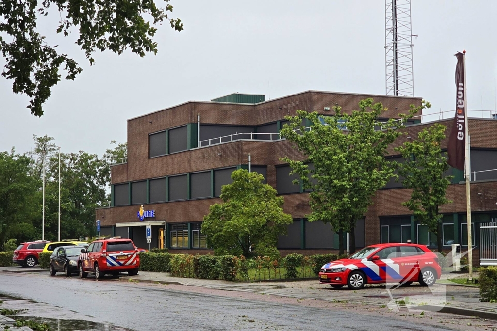 Ravage door noodweer, dak stort in