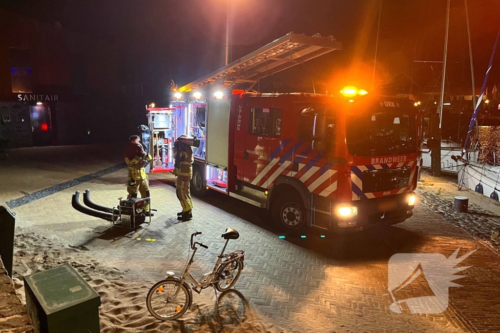 Brandweer dicht lek in schip