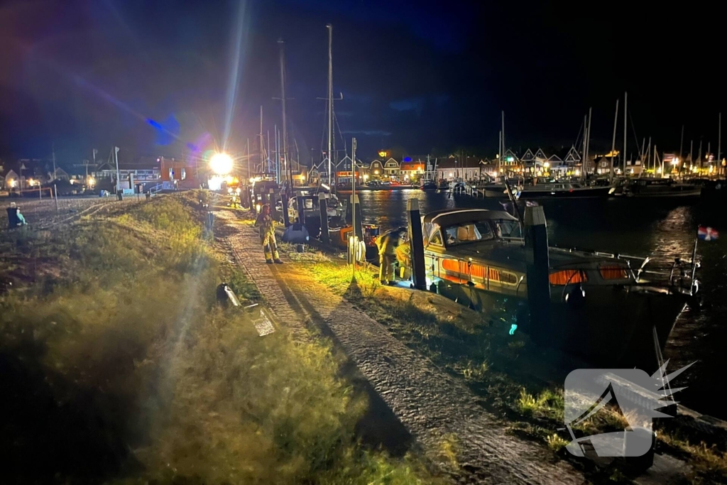 Brandweer dicht lek in schip
