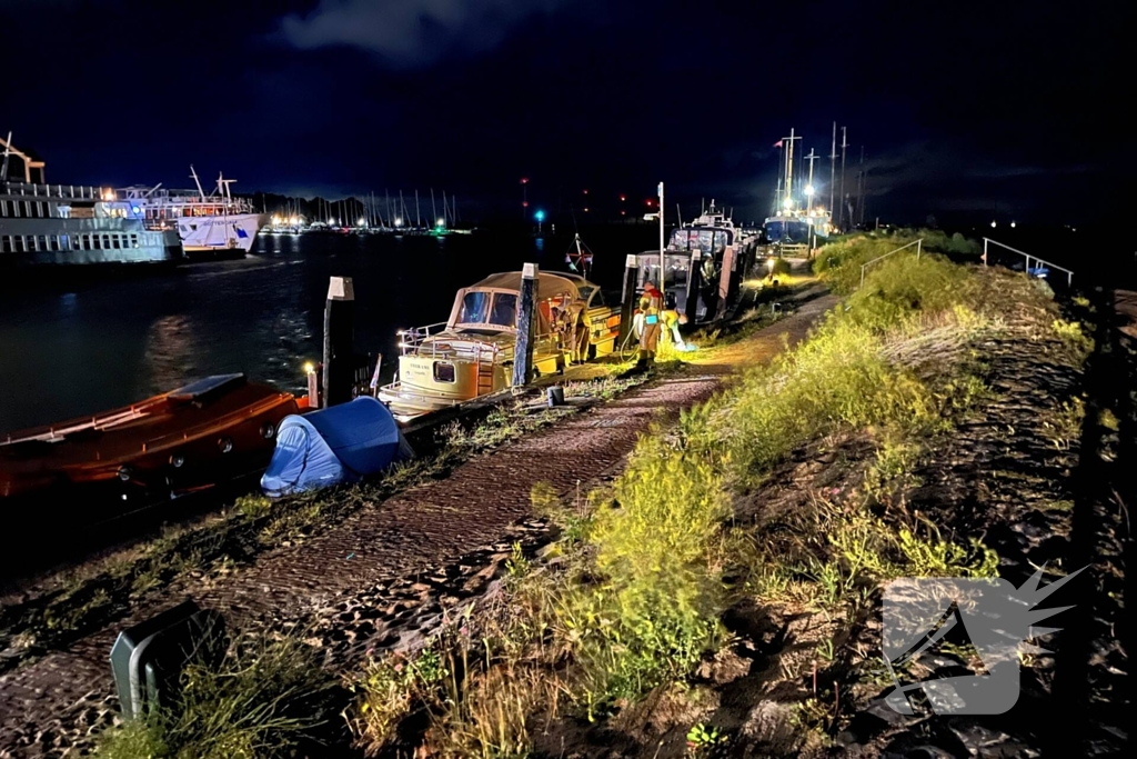 Brandweer dicht lek in schip
