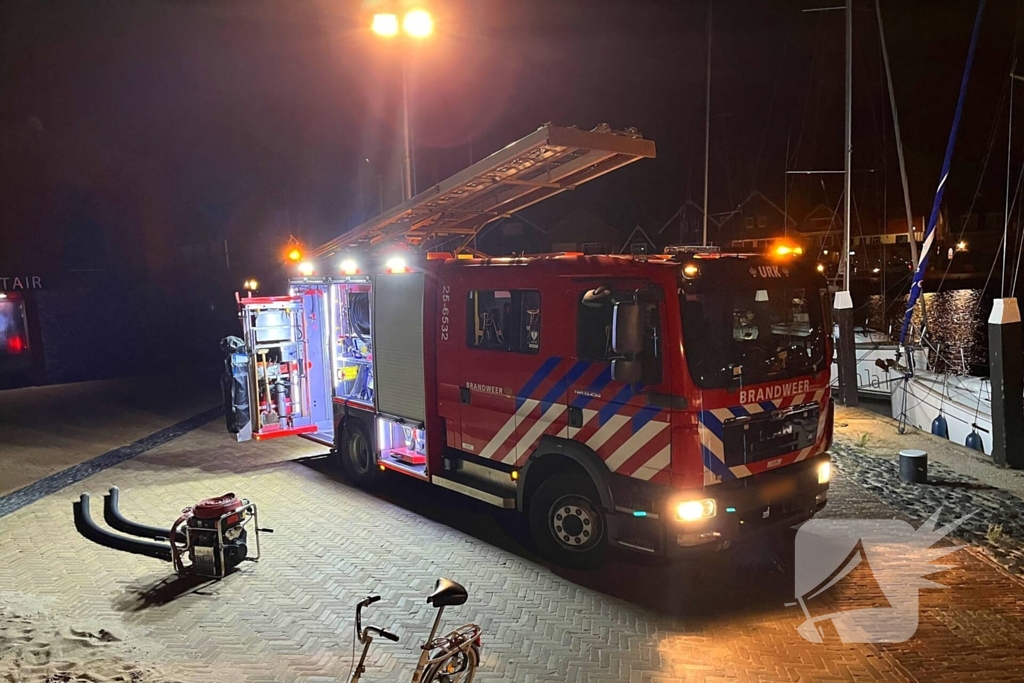 Brandweer dicht lek in schip